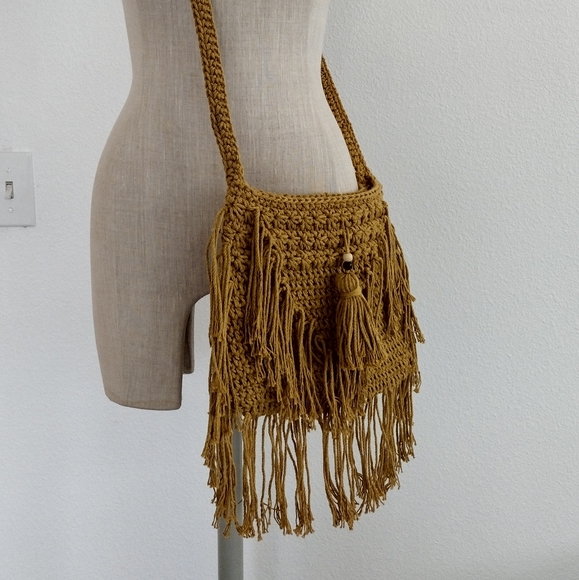 Macrame fringe crossbody bag. - Picture 3 of 13